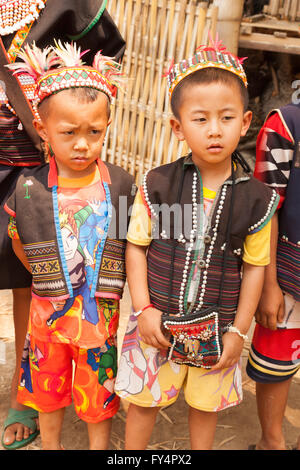 Traditionell gekleidete Jungs aus der Akha Menschen, Bergstämme, ethnischer Minderheiten, Porträt, Provinz Chiang Rai, Nordthailand Stockfoto