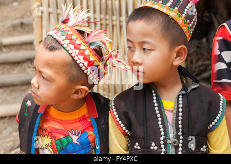 Traditionell gekleidete Jungs aus der Akha Menschen, Bergstämme, ethnischer Minderheiten, Porträt, Provinz Chiang Rai, Nordthailand Stockfoto