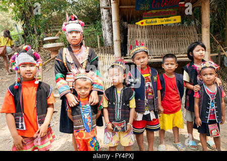 Traditionell gekleideten Gruppe aus der Akha Menschen, Bergstämme, ethnischer Minderheiten, Porträt, Provinz Chiang Rai, Nordthailand Stockfoto