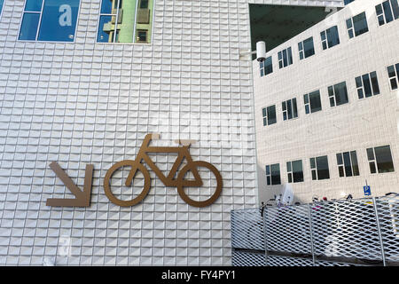 Fahrrad-Parken bei der Justizpalast in Amsterdam Stockfoto