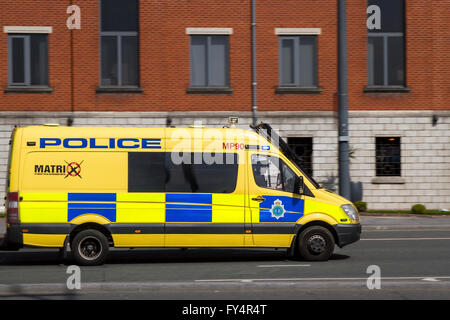 Merseyside Polizei Matrix van; seitliche Ansicht des Verkehrs auf 'The Strand' der Autobahn entlang der Vorderseite der Liverpool City, in der Nähe der Docklands und der wichtigsten Touristenattraktionen, Merseyside, UK Stockfoto