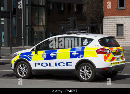 Seitenansicht des Merseyside Polizei Auto Fahrzeugverkehr auf 'The Strand' der Autobahn entlang der Vorderseite der Liverpool City, in der Nähe der Docklands und der wichtigsten Touristenattraktionen, Merseyside, UK Stockfoto