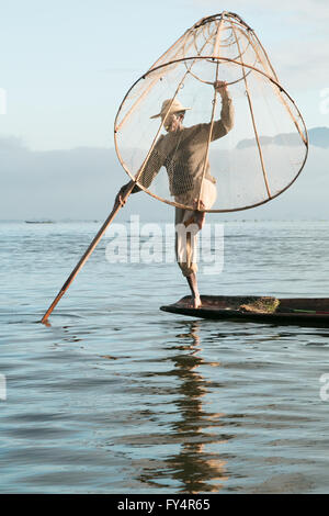 Am frühen Morgen Fischer am Inle-See, Myanmar Stockfoto