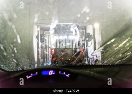 Eine automatische Waschanlage von im Auto Stockfoto