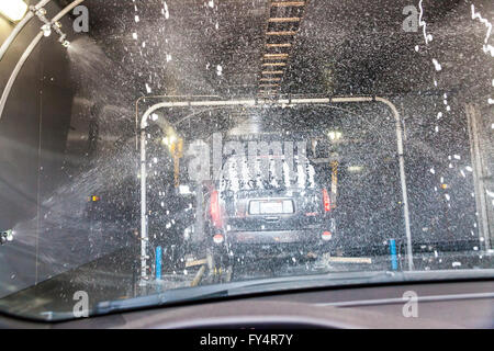 Eine automatische Waschanlage von im Auto Stockfoto