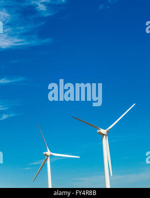 Twin-Wind-Generatoren und blauer Himmel Stockfoto