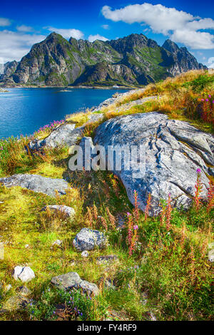 Blick auf norwegischen Berge in Henningsvær, Lofoten, Norwegen. Lofoten ist bekannt für eine unverwechselbare Landschaft mit dramatischen Bergen Stockfoto