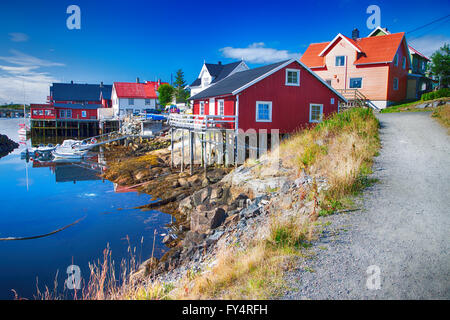 HENNINGSVÆR, Norwegen - 21. Juli 2011 - Blick, typisches Dorf mit Holzhäusern in Henningsvær, Lofoten. Stockfoto