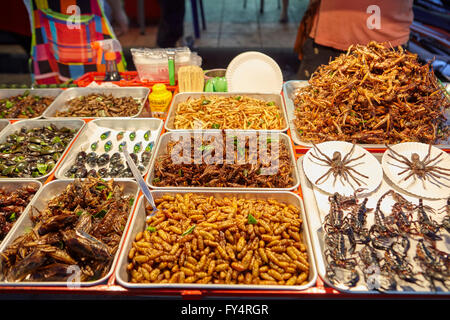 Verkauf von frittierten Insekten in der Khao San Road, Bangkok, Thailand Stockfoto