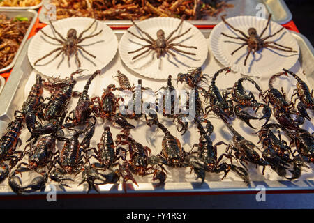 Verkauf von frittierten Insekten in der Khao San Road, Bangkok, Thailand Stockfoto