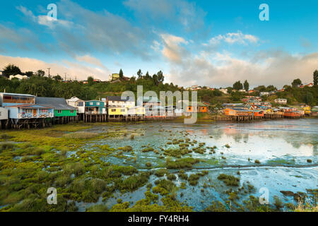 Traditionelle Stelzen Häuser bekannt als Palafitos in Castro, Chiloé Insel, Chile Stockfoto