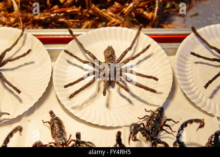 Verkauf von frittierten Insekten in der Khao San Road, Bangkok, Thailand Stockfoto