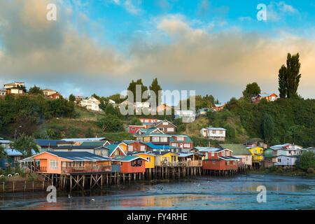 Traditionelle Stelzen Häuser bekannt als Palafitos in Castro, Chiloé Insel, Chile Stockfoto