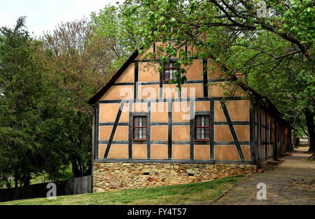 Altes Salem, North Carolina: Fachwerk Stuck und Fachwerk aus dem 18. Jahrhundert beherbergt mährischen auf der Main Street Stockfoto