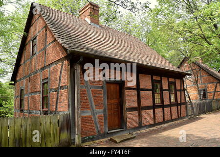 Altes Salem, North Carolina 1767 mährischen dritte Haus gebaut aus Backstein und Fachwerk auf der Main Street Stockfoto