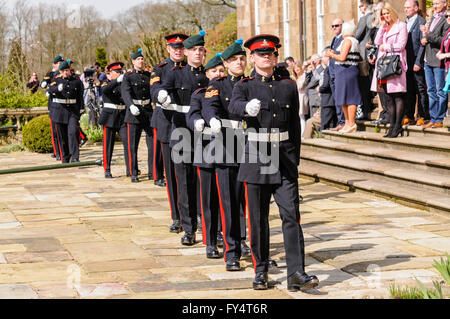 Soldaten aus der "Ulster die"Gunners"" im Zeremoniell einheitliche März heraus in Hillsborough Palast, County Down, Nordirland. Stockfoto