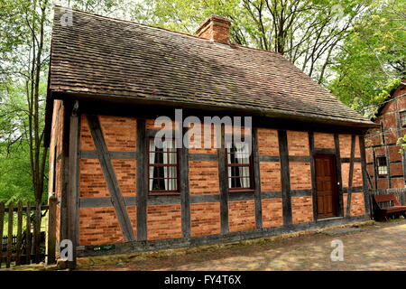 Altes Salem, North Carolina: 1768 mährischen vierten Haus gebaut aus Backstein und Fachwerk auf der Main Street Stockfoto