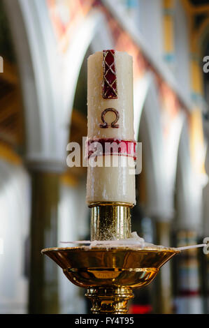 Kerze in einer Kathedrale mit dem griechischen Buchstaben Omega und 2010, bedeutete das Ende des Jahres 2010 Stockfoto
