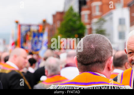 Oranier versammeln sich in Belfast, die jährliche 12. Juli beginnen Orange Order feiern Stockfoto