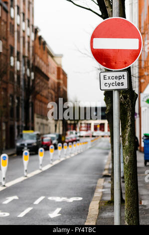 Reihe von Pollern trennt ein Radweg von Kraftfahrzeugen mit einem Schild Warnung, dass keine Fahrzeuge mit Ausnahme von Zyklen eingeben können. Stockfoto