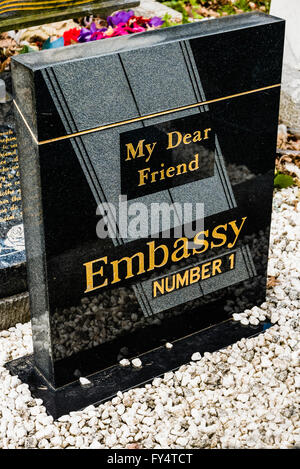 Rauchen ist tödlich. Ein Grabstein in Form einer Zigarettenschachtel mit Aufschrift "My Dear Friend" Embassy Number 1 Stockfoto
