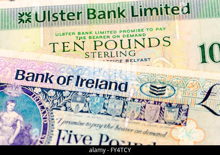 Ulster Bank und Bank of Ireland Bank Noten, wie in Nordirland verwendet. Stockfoto