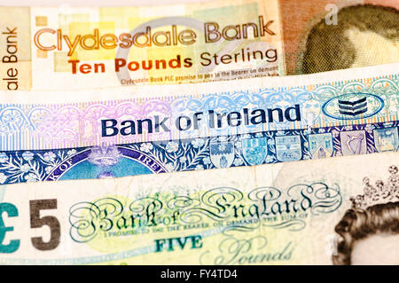 Banknoten der Clydesdale Bank in Schottland, der Bank von Irland, in Nordirland und die Bank von England, alle gesetzlichen Zahlungsmittel in Stockfoto