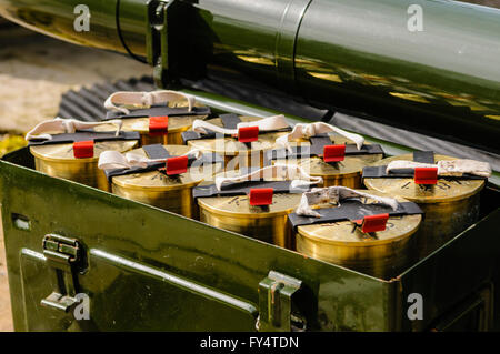 Munitionskiste explosive Patronen für eine L118 Light Gun Haubitze aus der Royal Artillery, britische Armee bereit, die entlassen werden. Stockfoto