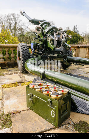 105mm Licht Feldgeschütz Haubitzen von der Royal Artillery mit einer Munitionskiste Sprengladungen bereit, die entlassen werden. Stockfoto