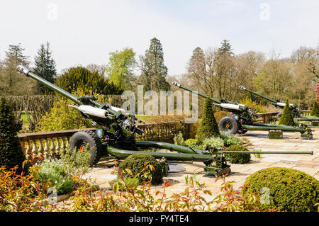 Drei 105mm Licht Feld Geschütze Haubitzen von der Royal Artillery aufgereiht im Hillsborough Castle Palace, ein 21 Salutschüsse zu geben. Stockfoto