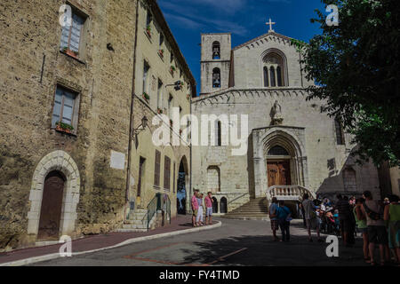 Hof an der Kathedrale Notre Dame du Puy in Grasse Stockfoto