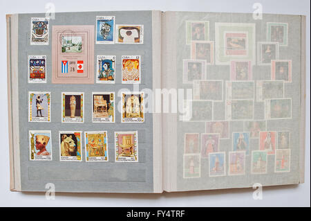 Sammlung von Briefmarken im Album gedruckt aus Kuba und Zentralafrikanische Republik Stockfoto