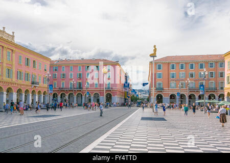 Frankreich, Nizza, Place Massena mit Gold Zahlen über Denkmal. Viele Völker haben einen Spaziergang. Stockfoto