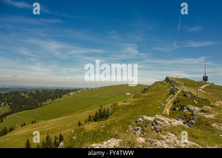 Schweiz, Jura, Blick auf Hügel mit Antenne Stockfoto