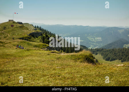 Schweiz, Jura, Chasseral. Menschen haben eine Entspannung und Blick auf den Luftraum Stockfoto