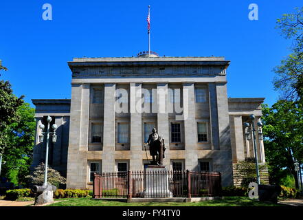 Raleigh, North Carolina: George Washington Statue und Süden Front das State Capitol Building * Stockfoto