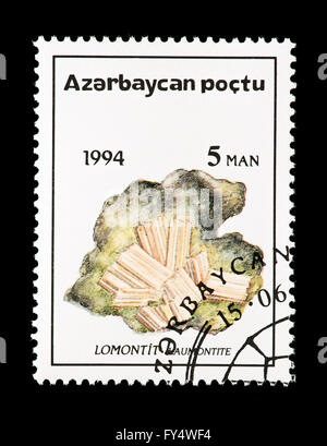 Briefmarke aus Aserbaidschan Darstellung Laumontite. Stockfoto