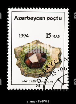 Briefmarke aus Aserbaidschan, die Darstellung eines Andradit-Kristalls. Stockfoto