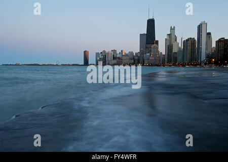 Wasser wäscht auf der Spitze der Mole entlang der Seeufer-Trail am Nordstrand Avenue in Chicago, Illinois, USA Stockfoto