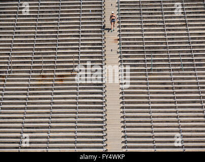 Ein weiblicher Athlet trainiert mit einem Treppen-Training im La Playa Stadion am Santa Barbara City College. Stockfoto