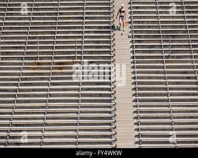 Ein weiblicher Athlet trainiert mit einem Treppen-Training im La Playa Stadion am Santa Barbara City College. Stockfoto