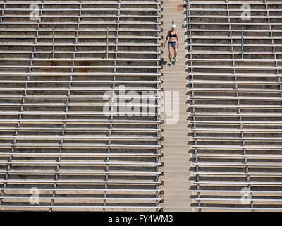 Ein weiblicher Athlet trainiert mit einem Treppen-Training im La Playa Stadion am Santa Barbara City College. Stockfoto