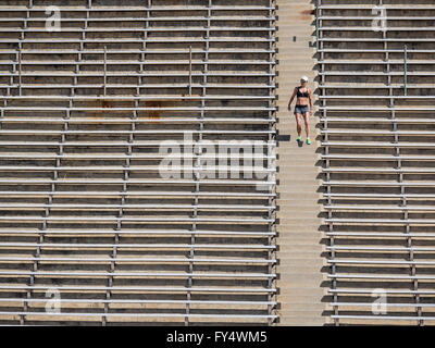 Ein weiblicher Athlet trainiert mit einem Treppen-Training im La Playa Stadion am Santa Barbara City College. Stockfoto