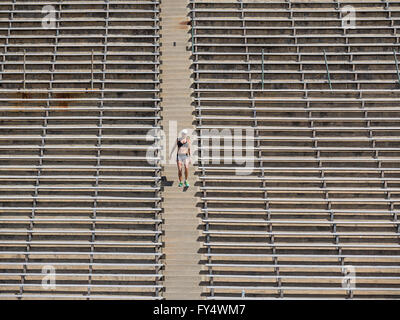 Ein weiblicher Athlet trainiert mit einem Treppen-Training im La Playa Stadion am Santa Barbara City College. Stockfoto