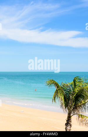 Menschen im Meer am Cable Beach, Broome, Kimberley, Western Australia, Australien Stockfoto