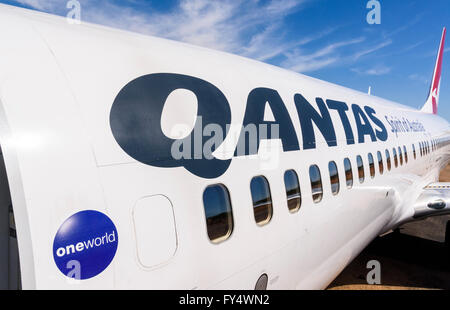 Qantas-Schriftzug auf dem Rumpf eines Flugzeugs der Qantas Boeing 737-800 am Broome Airport, Kimberley, Western Australia Stockfoto