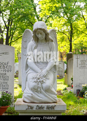 Weißer Marmor Engel am Grab Friedhof in München Ostfriedhof Deutschland Bayern Stockfoto