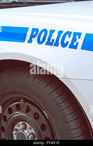 Detailansicht der Haube und das Vorderrad ein Polizeiauto mit dem Wort Polizei. Stockfoto