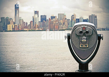 Münz-Fernglas mit Lower Manhattan auf dem Hintergrund (New York City). Stockfoto