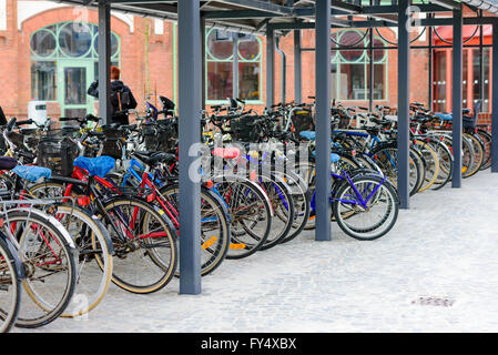 Trelleborg, Schweden - 12. April 2016: Volle Fahrrad Parkplatz vor dem Bahnhof mit vielen Fahrräder stehen in Reihen. Stockfoto